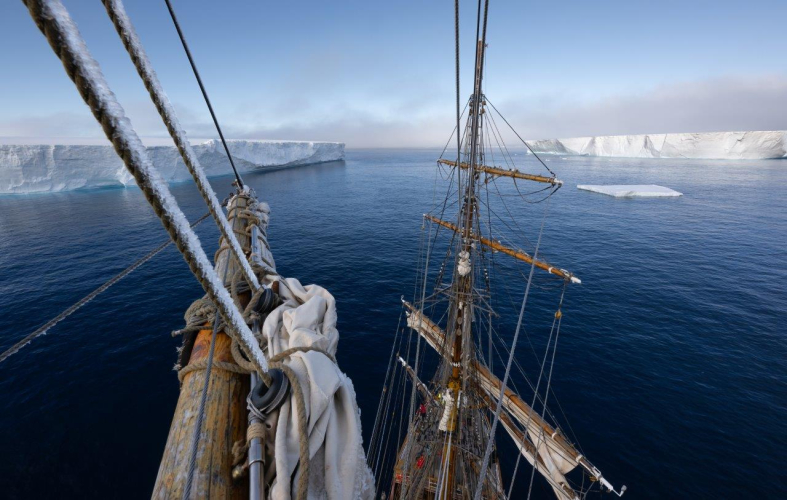 Bransfield Strait and getting into the Antarctic Sound by Jordi Plana Morales