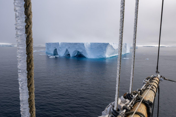 Bransfield Strait and getting into the Antarctic Sound by Jordi Plana Morales
