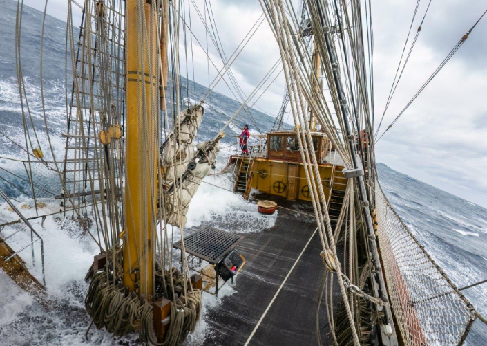 Rolling in the Scotia Sea - Jordi Plana Morales - Bark EUROPA