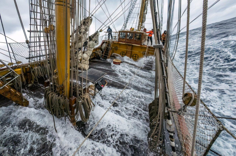 Rolling in the Scotia Sea - Jordi Plana Morales - Bark EUROPA