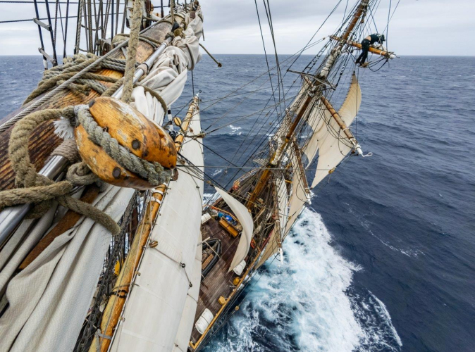Sailing our way to Tristan da Cunha Jordi Plana Morales