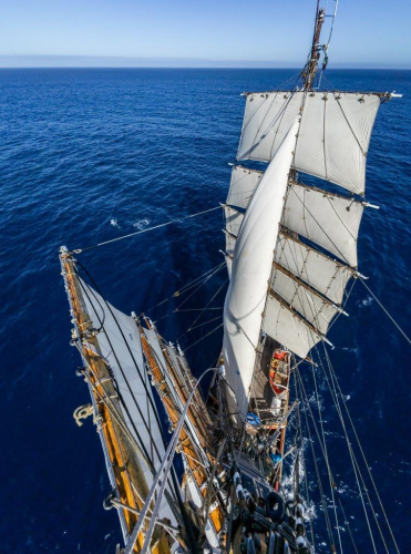 Smooth seas, light winds, good weather by Jordi Plana Morales