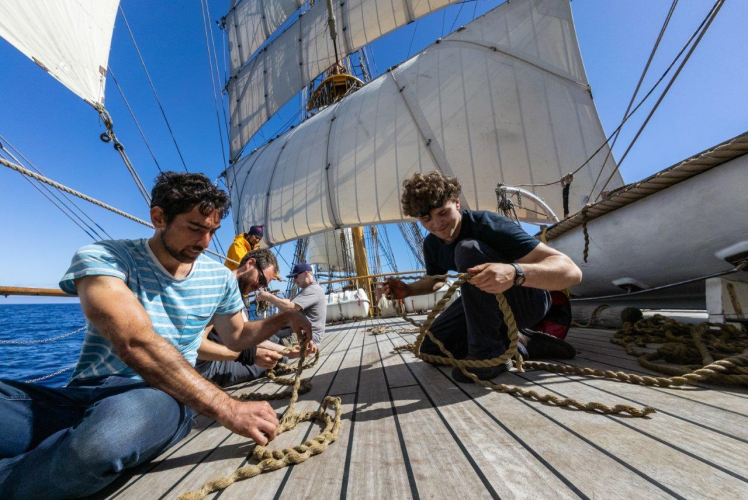 Smooth seas, light winds, good weather by Jordi Plana Morales