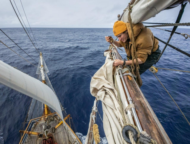 A morning under engine by Jordi Plana Morales