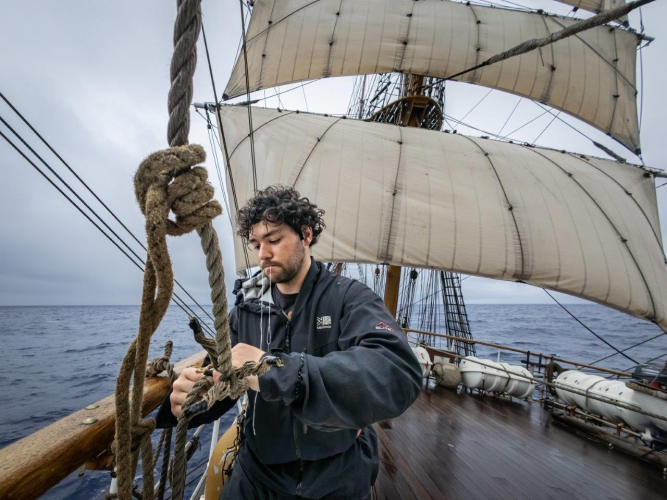 Easting our way under backing winds and rainy weather by Jordi Plana Morales