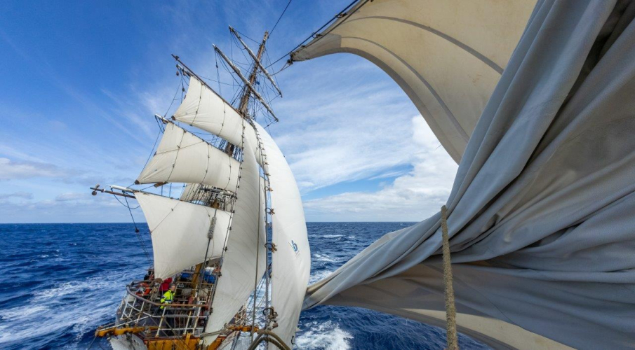 Sailing the Southeasterlies off the African coast by Jordi Plana Morales