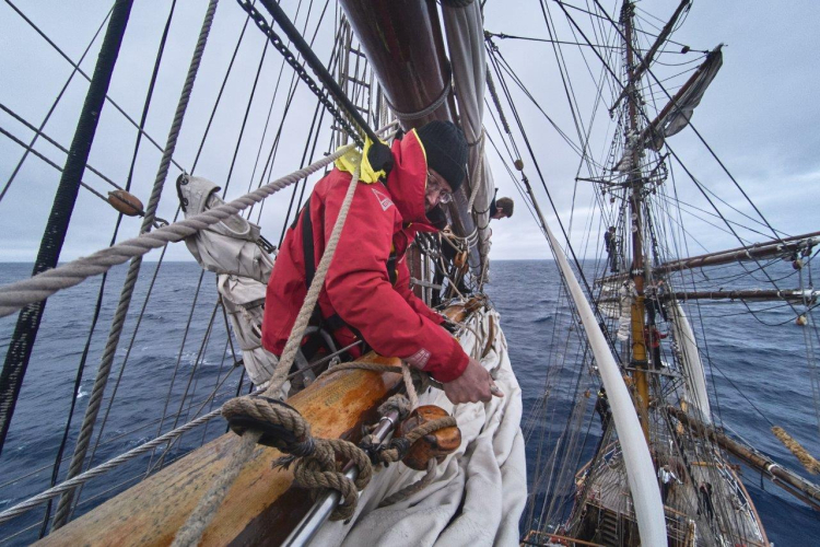 A morning under engine by Jordi Plana Morales