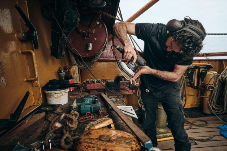 Smooth seas, light winds, good weather by Richard Simko