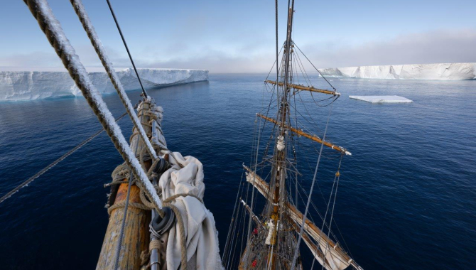 Bransfield Strait and getting into the Antarctic Sound by Jordi Plana Morales