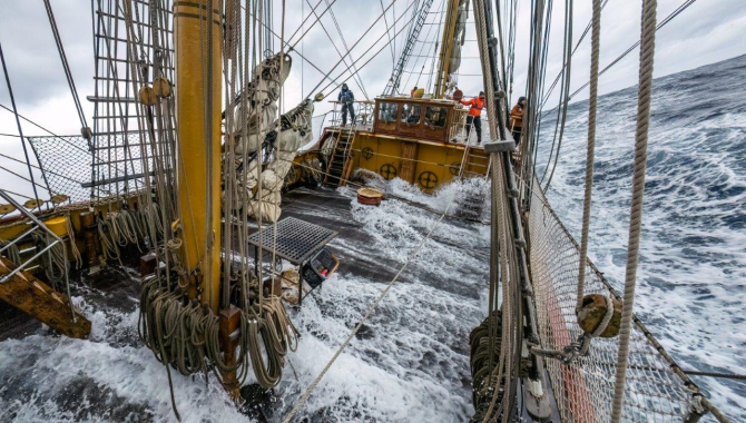 Rolling in the Scotia Sea - Jordi Plana Morales - Bark EUROPA