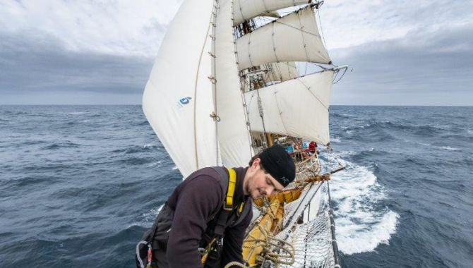 Sailing towards Tristan da Cunha by Jordi Plana Morales