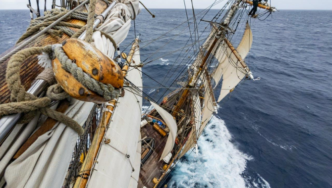 Sailing our way to Tristan da Cunha Jordi Plana Morales