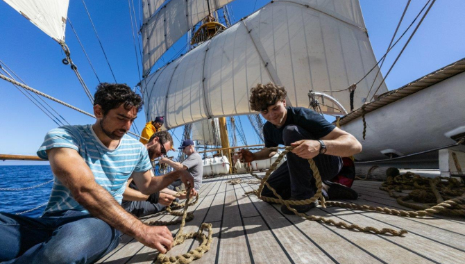 Smooth seas, light winds, good weather by Jordi Plana Morales