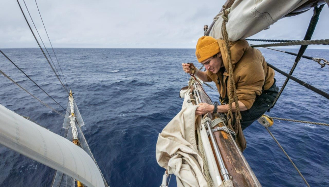 A morning under engine by Jordi Plana Morales