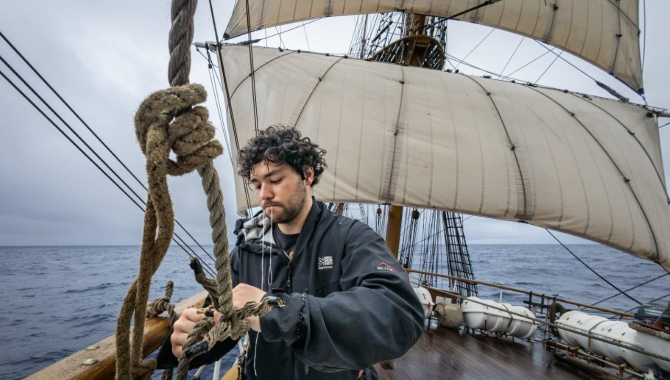 Easting our way under backing winds and rainy weather by Jordi Plana Morales