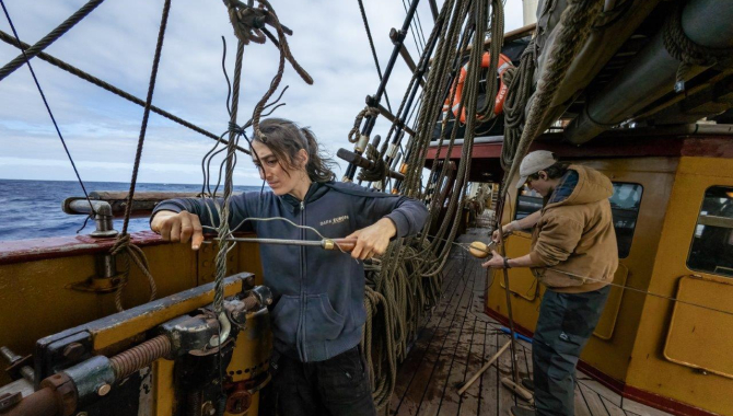 Close-hauled good sailing, closing up to the African coast by Jordi Plana Morales