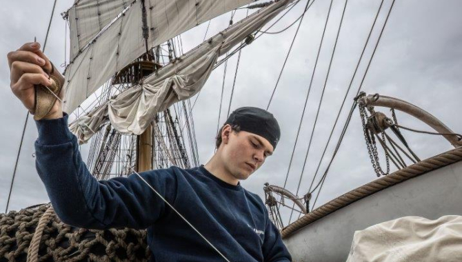 Sailing towards Tristan by Jordi Plana Morales