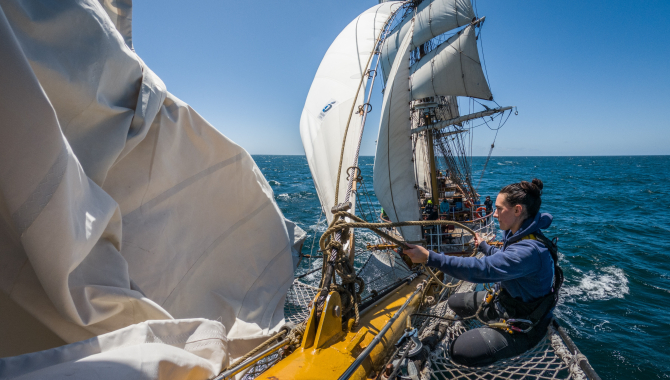 Amelie in the bowsprit