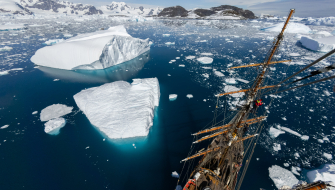 Landing at Yalour Island and Zodiac cruising Berthelot Islands in Collins Bay by Jordi Plana Morales