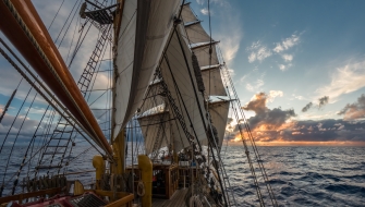 Crossing the Pacific under sail