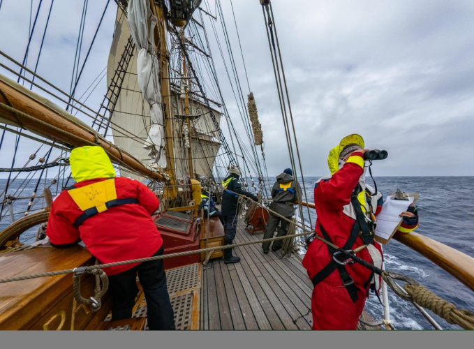 Last day at the Drake Passage. Strong winds and growing seas all the way until arrival to the South Shetland Islands. Jordi Morales