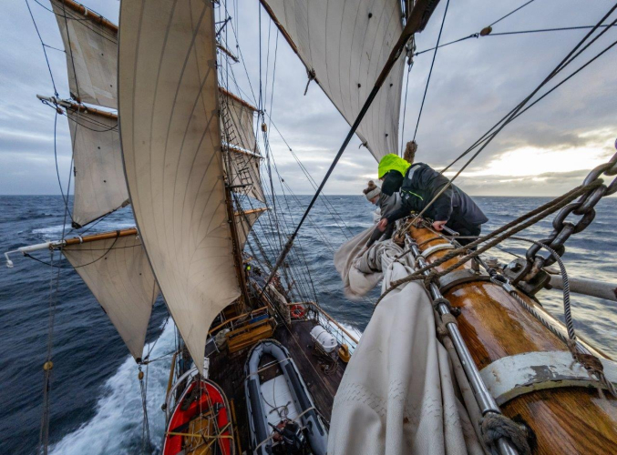 Last day at the Drake Passage. Strong winds and growing seas all the way until arrival to the South Shetland Islands. Jordi Morales