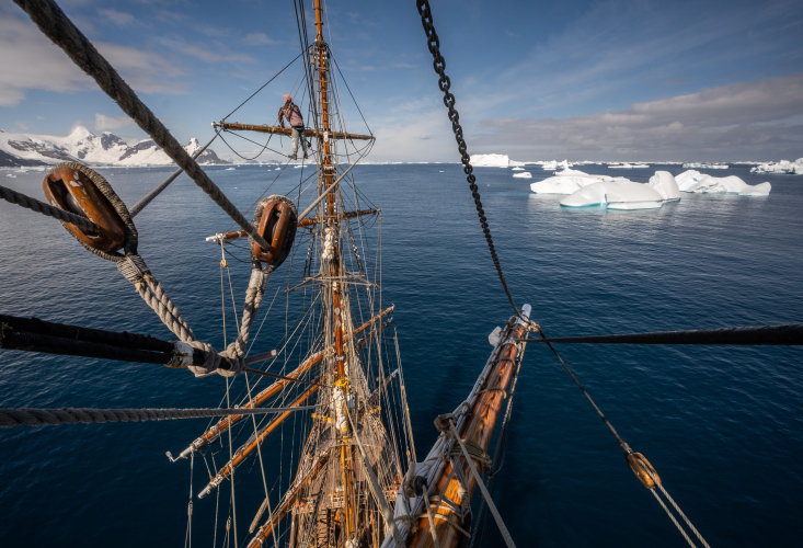 Lemaire Channel. Argentine Islands by Jordi Plana Morales