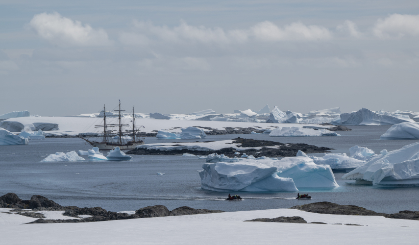 Lemaire Channel. Argentine Islands by Jordi Plana Morales