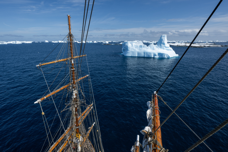 Lemaire Channel. Argentine Islands by Jordi Plana Morales