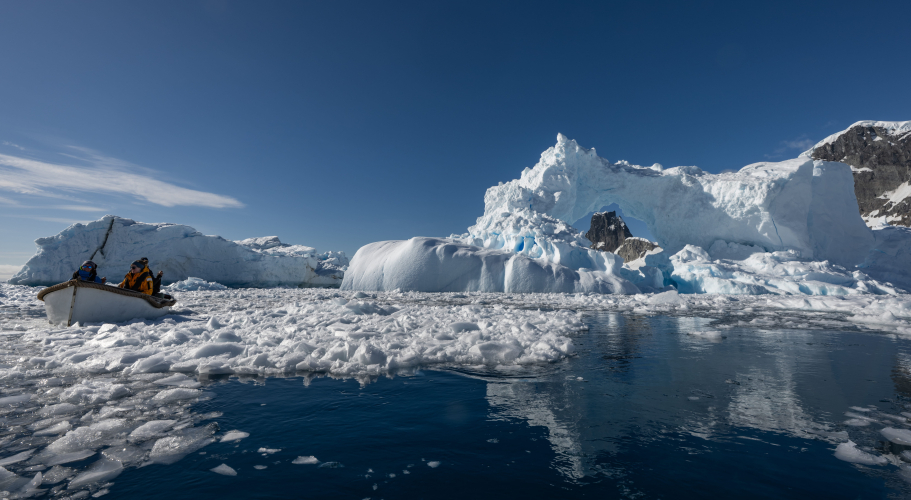 Landing at Yalour Island and Zodiac cruising Berthelot Islands in Collins Bay by Jordi Plana Morales