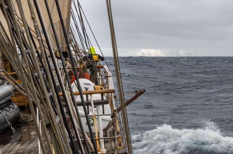 Last day at the Drake Passage. Strong winds and growing seas all the way until arrival to the South Shetland Islands. Jordi Morales