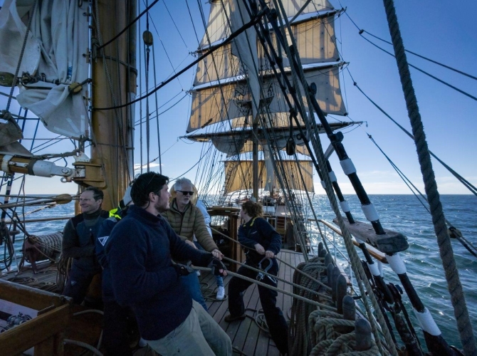 Easter Sunday · Pacific Ocean · Humpback Whales · Blue Whales Bark EUROPA