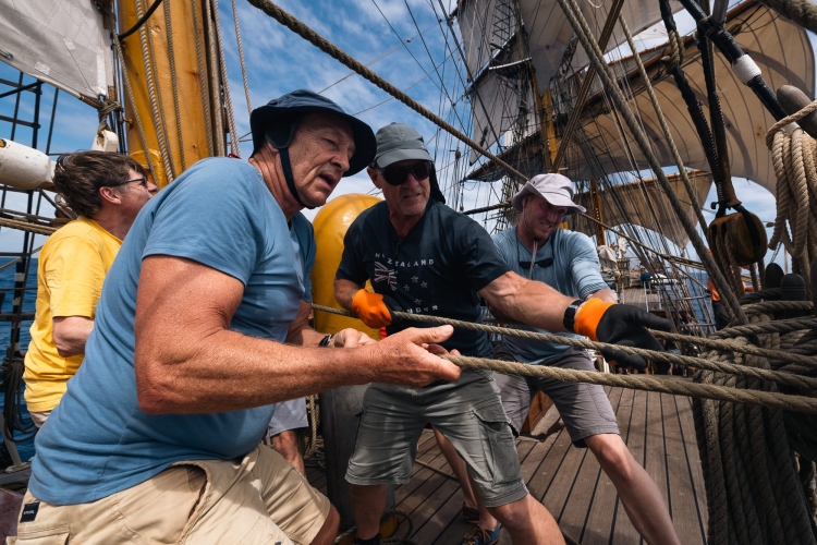Stunsails set sailing from tahiti to the cook islands 