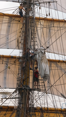 Stunsails set sailing from tahiti to the cook islands