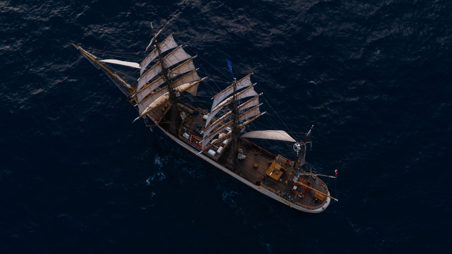 Stunsails set sailing from tahiti to the cook islands
