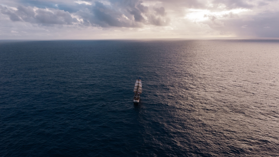 Stunsails set sailing from tahiti to the cook islands
