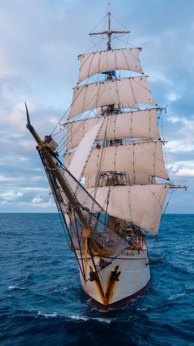 Stunsails set sailing from tahiti to the cook islands