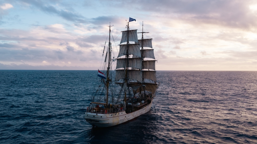 Stunsails set sailing from tahiti to the cook islands