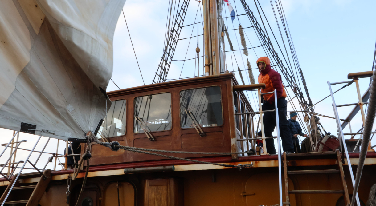Arrival into the northern end of English Strait between Greenwich Island and Robert Island. We reached Barrientos Island and went ashore there on arrival at 12:30. 