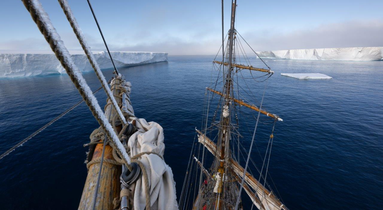 Bransfield Strait and getting into the Antarctic Sound by Jordi Plana Morales