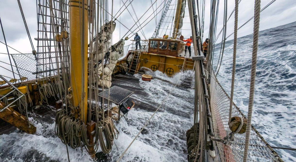 Rolling in the Scotia Sea - Jordi Plana Morales - Bark EUROPA