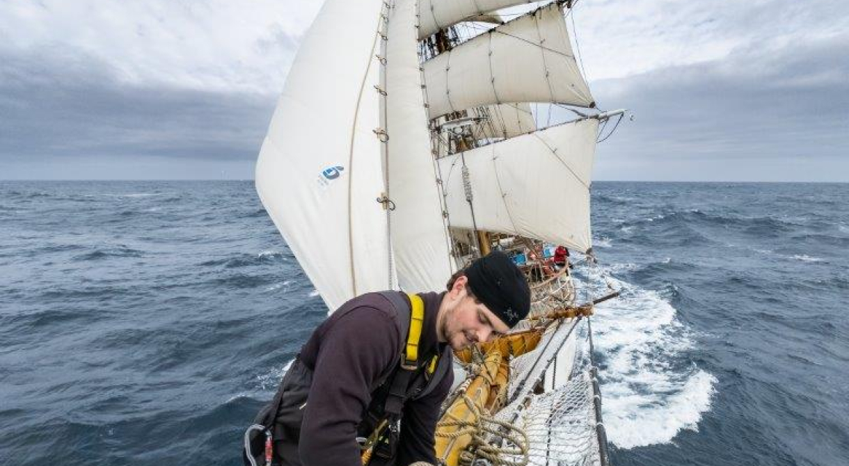 Sailing towards Tristan da Cunha by Jordi Plana Morales