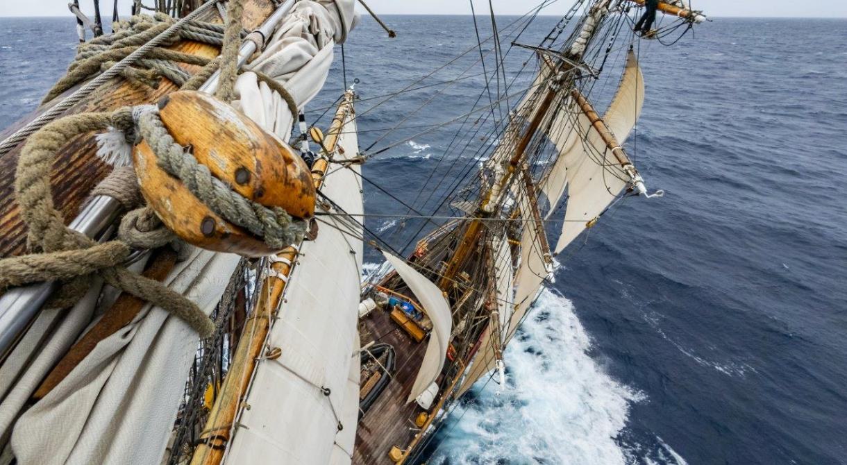 Sailing our way to Tristan da Cunha Jordi Plana Morales