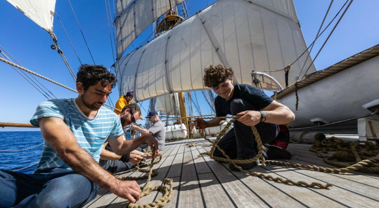 Smooth seas, light winds, good weather by Jordi Plana Morales