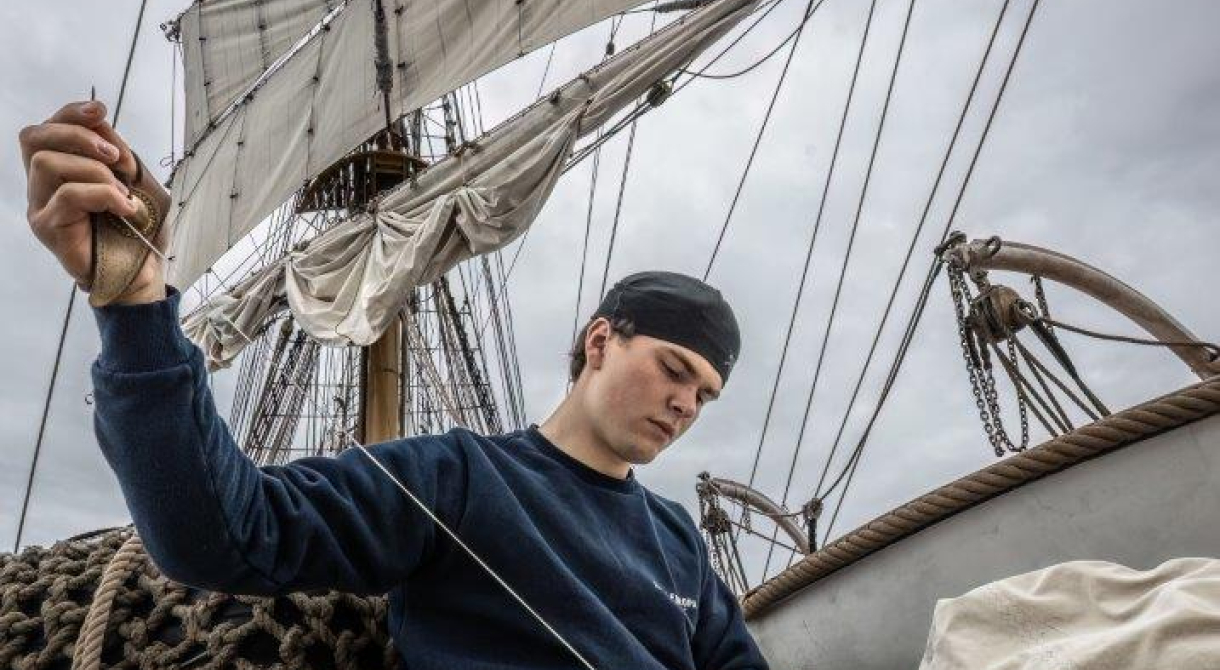 Sailing towards Tristan by Jordi Plana Morales