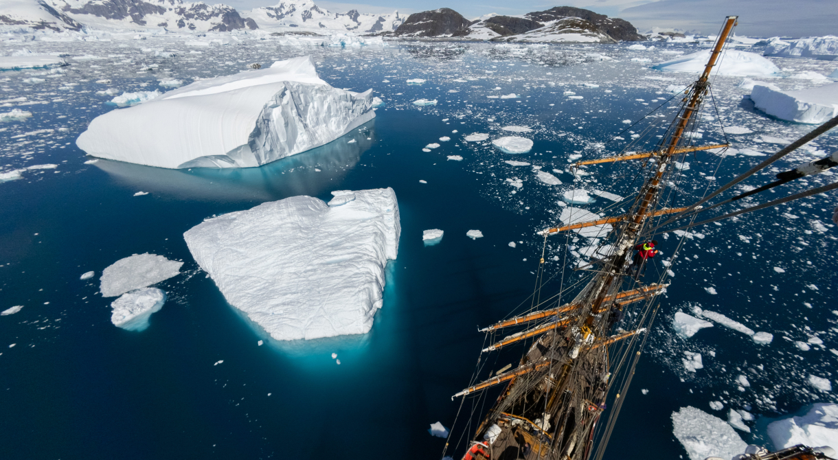 Landing at Yalour Island and Zodiac cruising Berthelot Islands in Collins Bay by Jordi Plana Morales