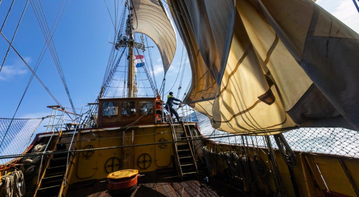 Last day at the Drake Passage. Strong winds and growing seas all the way until arrival to the South Shetland Islands. Jordi Morales