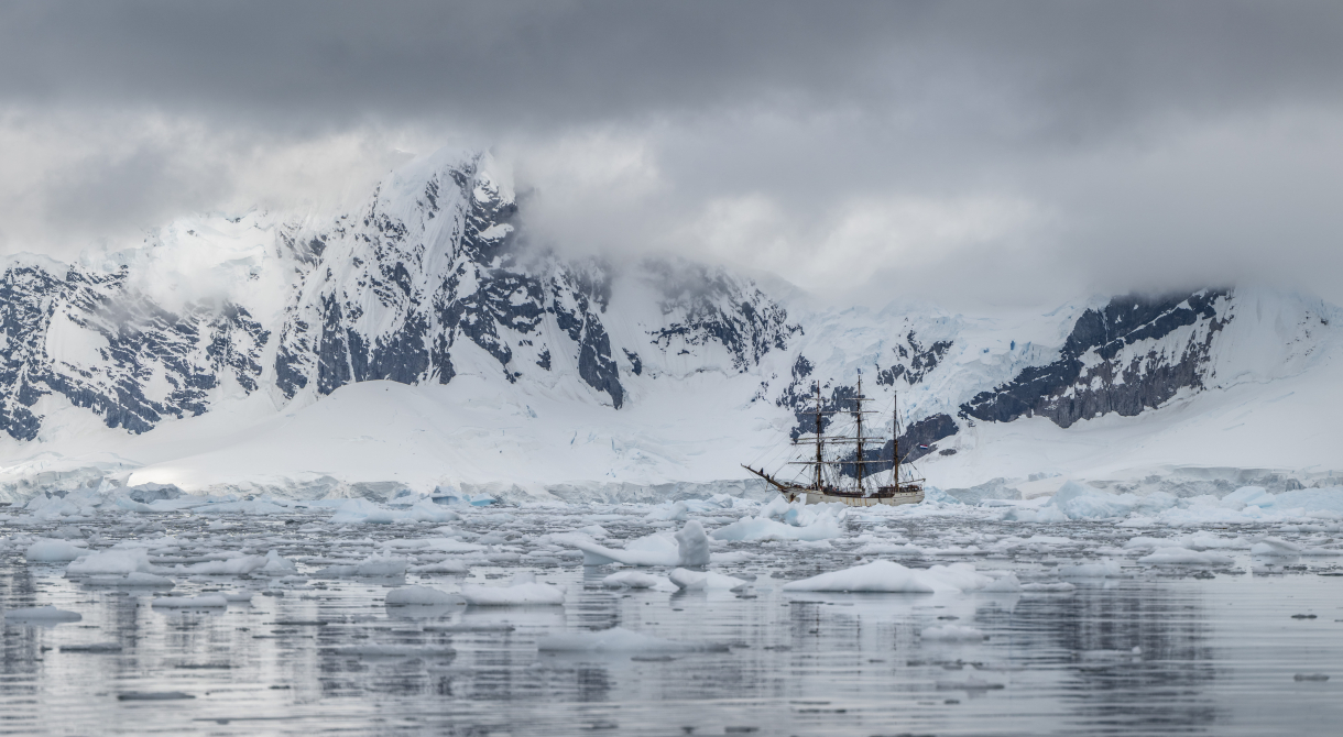 aradise Harbour zodiac cruise and landing at Neko harbour. Whalewatching at Andvord Bay  by Jordi Plana Morales