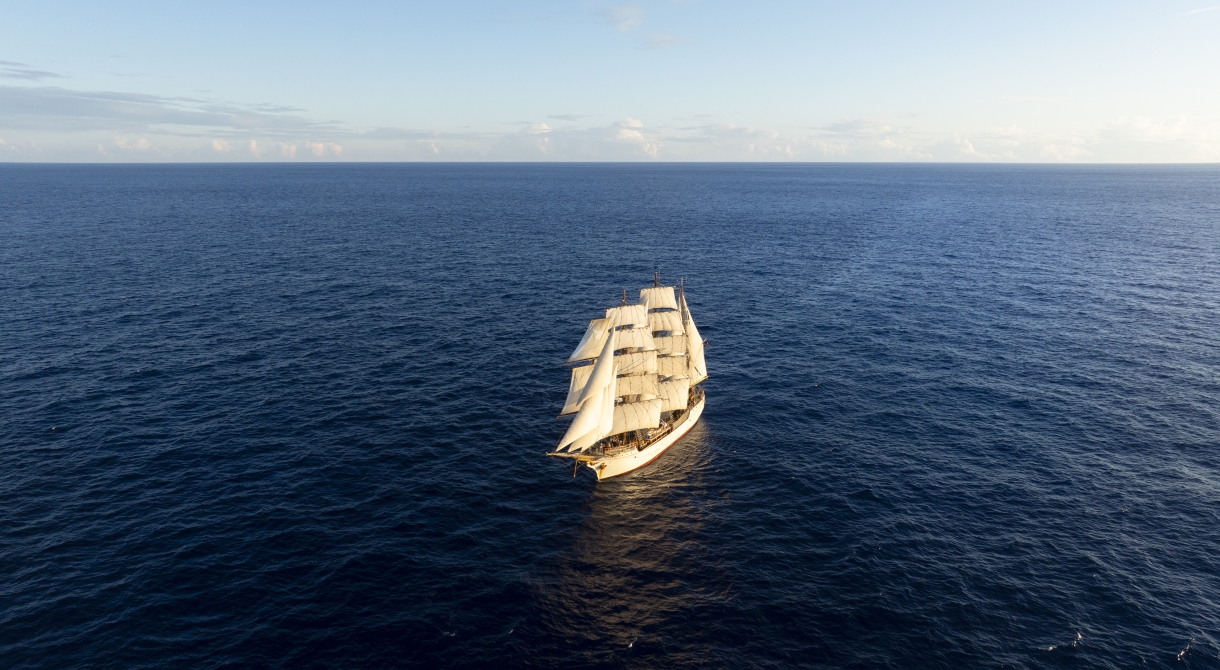Ocean sailing by Isley Reust