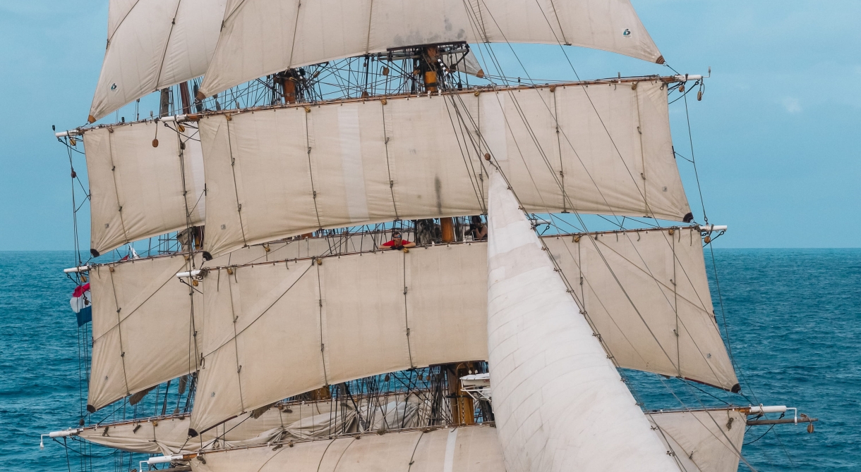 Stunsails set sailing from tahiti to the cook islands